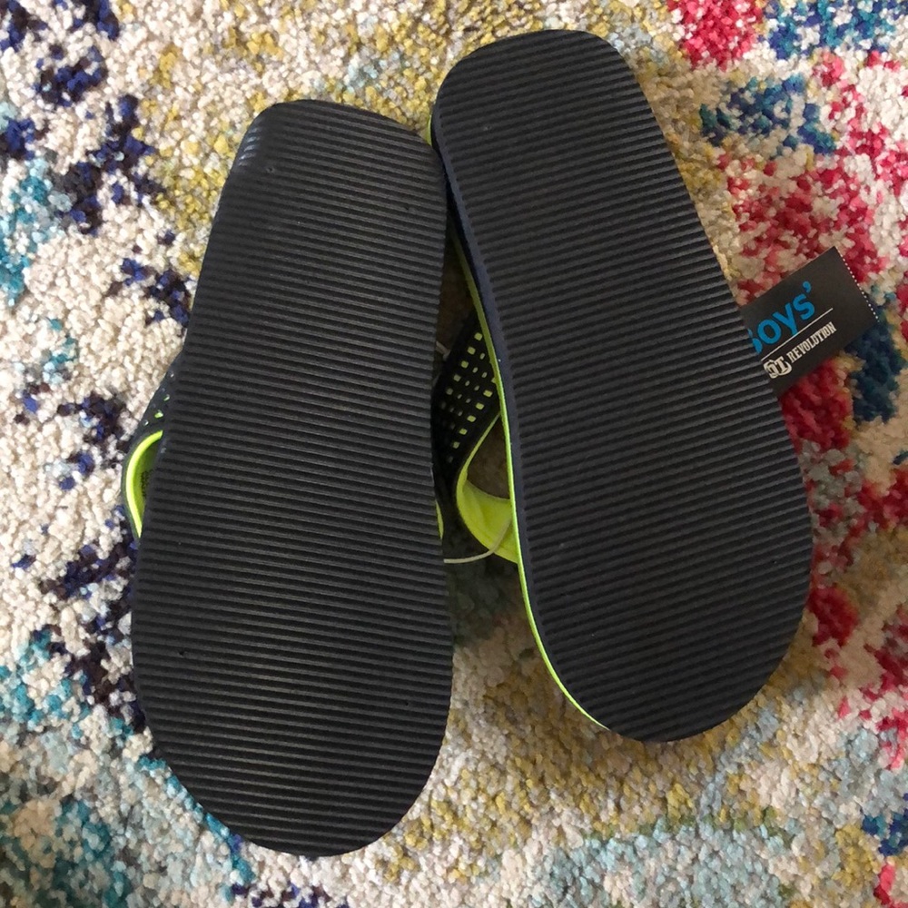🧜🏼‍♀️3 for $15 item!🧜🏼‍♀️ lime green sandals - Picture 2 of 2